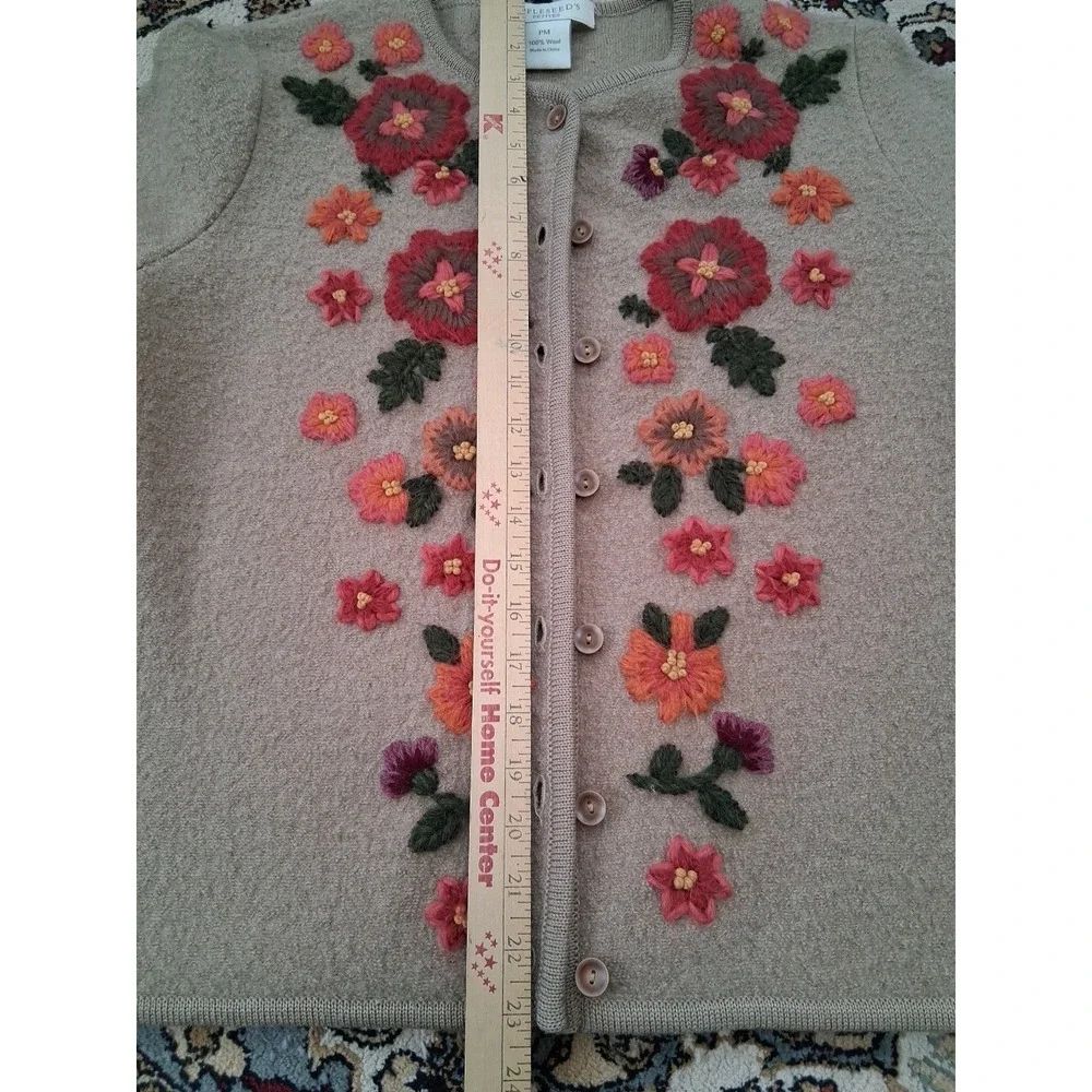 vintage 100 % Wool.Appleseed's Petites floral embroidered cardigan. P M . - Picture 6 of 14